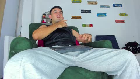 Snapshot of cris_stone chatting on November 7, 2025, 2:33 am cristian online show from November 7, 2025, 2:33 am