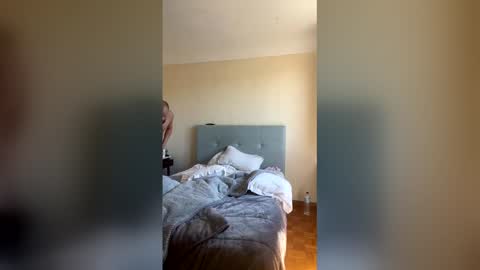 Snapshot of crisls93 chatting on April 4, 2026, 12:02 pm cls online show from April 4, 2026, 12:02 pm