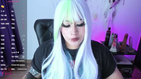 Snapshot of cristal_kosh chatting on March 4, 2025, 11:08 am Cris online show from March 4, 2025, 11:08 am