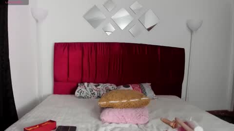 cristal_moon01 online show from December 18, 2025, 9:21 pm