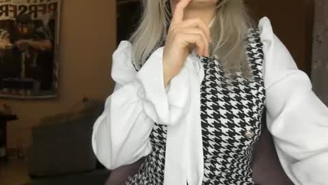 Snapshot of cristalbi chatting on March 8, 2026, 5:28 pm cristalbi online show from March 8, 2026, 5:28 pm