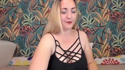 Snapshot of cristinnna chatting on November 18, 2025, 7:40 pm Cristina online show from November 18, 2025, 7:40 pm