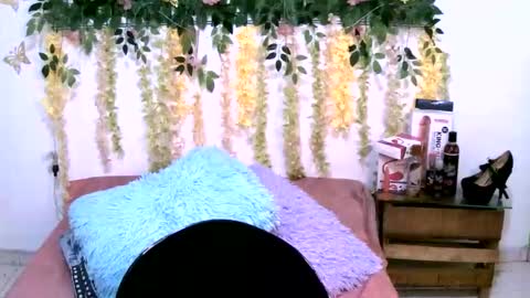 Snapshot of crysrus chatting on February 20, 2026, 10:54 pm crysrus online show from February 20, 2026, 10:54 pm