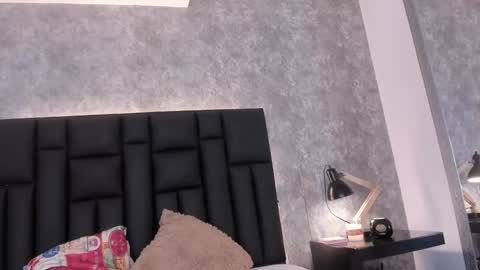 Crystal online show from November 26, 2025, 3:24 pm