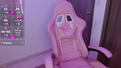 Snapshot of crystalitesq chatting on February 17, 2025, 11:42 pm Olivia online show from February 17, 2025, 11:42 pm