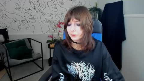 crystallbloom online show from September 30, 2025, 1:54 am