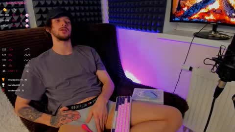 Snapshot of crystallora chatting on December 7, 2024, 9:33 pm Crys online show from December 7, 2024, 9:33 pm