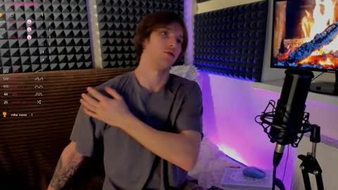 Snapshot of crystallora chatting on December 9, 2024, 9:05 pm Crys online show from December 9, 2024, 9:05 pm