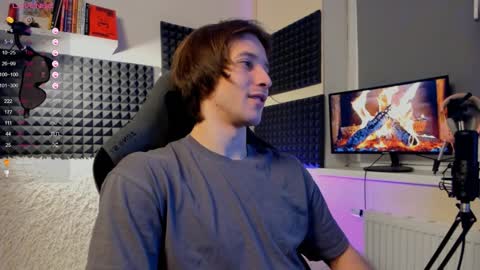 Snapshot of crystallora chatting on December 18, 2024, 10:57 pm Crys online show from December 18, 2024, 10:57 pm