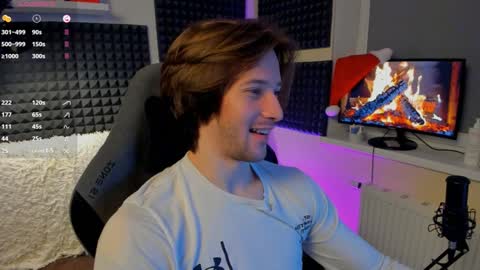 Snapshot of crystallora chatting on December 25, 2024, 11:31 pm Crys online show from December 25, 2024, 11:31 pm