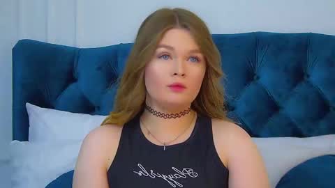 Snapshot of crystallyons chatting on October 13, 2025, 6:08 pm Crystal online show from October 13, 2025, 6:08 pm