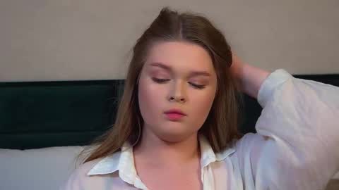 Snapshot of crystallyons chatting on October 19, 2025, 6:08 pm Crystal online show from October 19, 2025, 6:08 pm