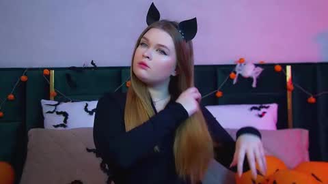 Snapshot of crystallyons chatting on October 27, 2025, 6:23 pm Crystal online show from October 27, 2025, 6:23 pm