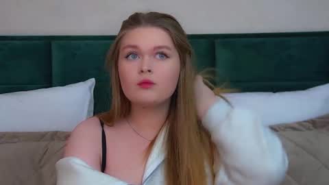 Snapshot of crystallyons chatting on November 17, 2025, 6:03 pm Crystal online show from November 17, 2025, 6:03 pm