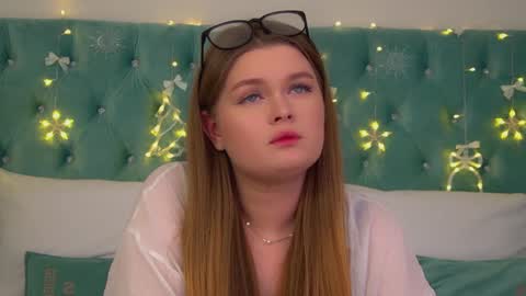 Snapshot of crystallyons chatting on December 5, 2025, 12:03 pm Crystal online show from December 5, 2025, 12:03 pm