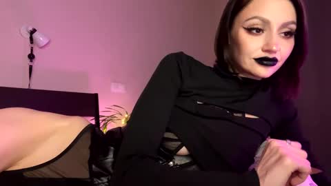 Snapshot of crystalmolly chatting on December 17, 2024, 12:34 am Molly Moore online show from December 17, 2024, 12:34 am