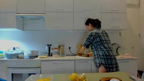 Snapshot of crystalnut chatting on December 4, 2025, 3:27 am Maria online show from December 4, 2025, 3:27 am