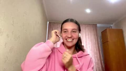 Snapshot of crystalvessell chatting on October 21, 2025, 10:49 am Angel online show from October 21, 2025, 10:49 am