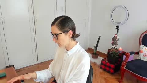 Snapshot of cuddlingbunnny chatting on November 30, 2025, 2:43 pm Leonela online show from November 30, 2025, 2:43 pm