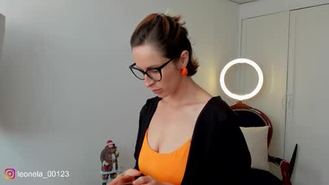 Snapshot of cuddlingbunnny chatting on December 21, 2025, 6:15 pm Leonela online show from December 21, 2025, 6:15 pm