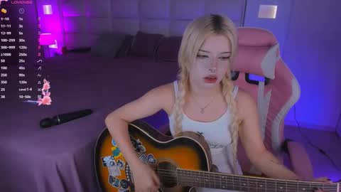 Snapshot of cuddly_kitten chatting on September 24, 2025, 10:35 pm Cuddly Kitten online show from September 24, 2025, 10:35 pm