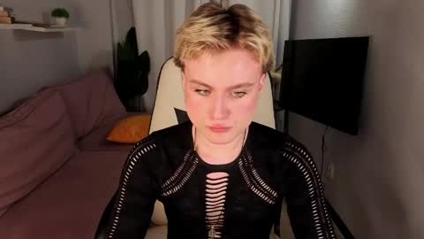 Snapshot of cumboydoll chatting on May 4, 2026, 1:18 pm Ellio online show from May 4, 2026, 1:18 pm