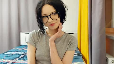 Snapshot of curlixiee chatting on May 2, 2026, 11:32 pm Kira online show from May 2, 2026, 11:32 pm