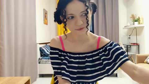 Snapshot of curlixiee chatting on May 9, 2026, 11:32 pm Kira online show from May 9, 2026, 11:32 pm
