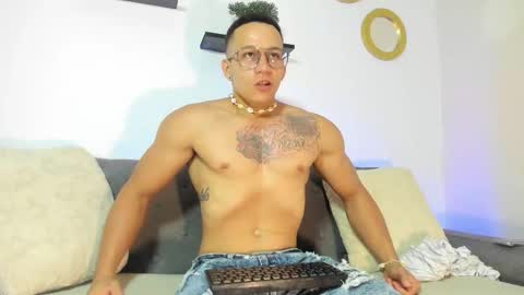 Snapshot of curly_and_muscle chatting on February 23, 2026, 8:06 pm Roger online show from February 23, 2026, 8:06 pm