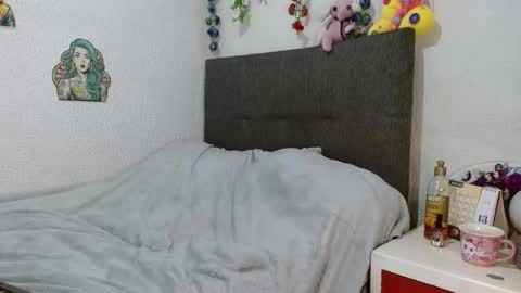 curlybutterfly online show from November 14, 2025, 12:31 am