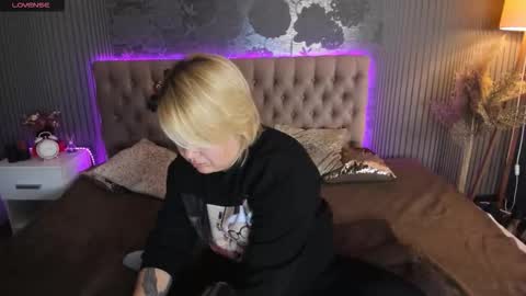 CurlyDreams online show from October 20, 2025, 5:30 am