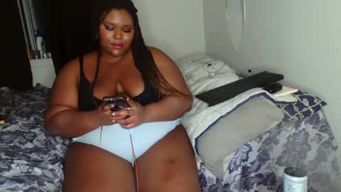 Snapshot of curvybcelinemixe chatting on December 13, 2024, 4:54 am Cline online show from December 13, 2024, 4:54 am