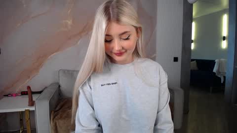 Snapshot of cute18cute chatting on January 22, 2025, 8:07 am Kira  online show from January 22, 2025, 8:07 am