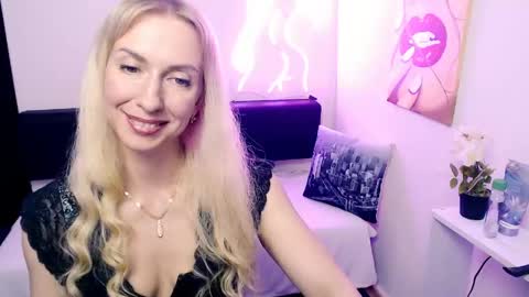 cute_smile_shy online show from May 19, 2026, 8:48 pm