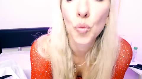 cute_smile_shy online show from June 26, 2026, 11:09 pm