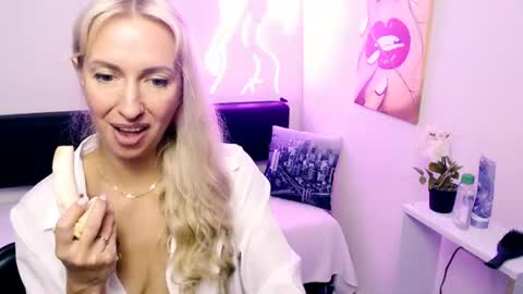 cute_smile_shy online show from July 12, 2026, 9:55 am