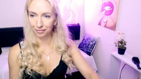 cute_smile_shy online show from July 13, 2026, 9:39 pm