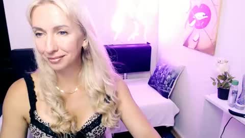cute_smile_shy online show from July 28, 2026, 8:01 pm