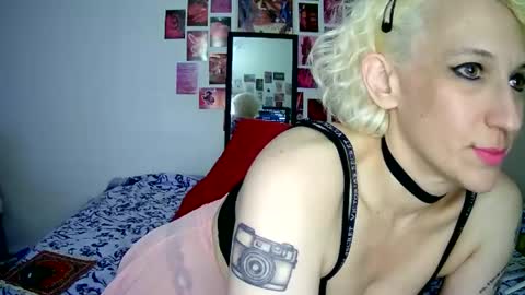 Snapshot of cutefemme chatting on June 18, 2026, 3:29 am Bella online show from June 18, 2026, 3:29 am