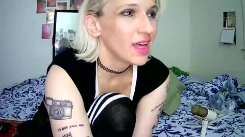 Snapshot of cutefemme chatting on August 6, 2026, 7:10 am Bella online show from August 6, 2026, 7:10 am