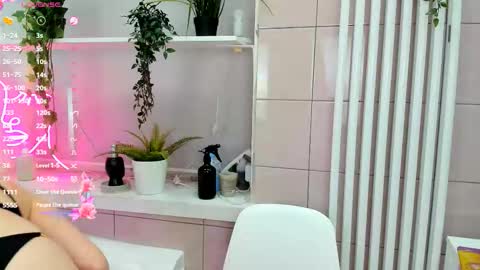 Lina online show from December 5, 2025, 2:03 pm