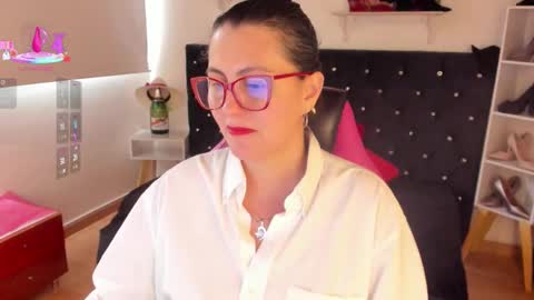 Mia  online show from September 29, 2025, 2:22 pm