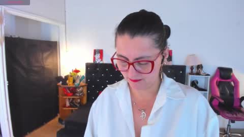 Mia  online show from November 21, 2025, 12:59 pm