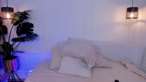 dafne_hillss online show from November 9, 2025, 3:54 pm