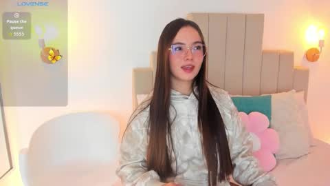 Dafne  online show from November 18, 2025, 1:26 pm