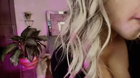 dahnia_cruz online show from April 17, 2026, 2:31 pm