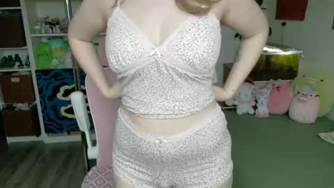 Snapshot of daisy_dollxo chatting on April 19, 2026, 6:21 pm Daisy online show from April 19, 2026, 6:21 pm