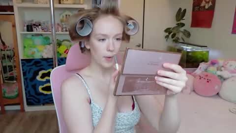 Snapshot of daisy_dollxo chatting on May 13, 2026, 9:44 pm Daisy online show from May 13, 2026, 9:44 pm