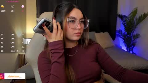 dakottaa__ online show from November 25, 2025, 11:38 pm