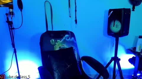 Snapshot of damian_torner chatting on December 21, 2025, 8:32 am Damian torner online show from December 21, 2025, 8:32 am